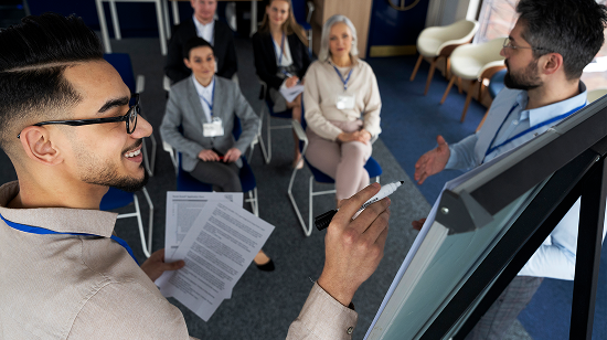 personas-que-participan-en-eventos-de-negocios (2)