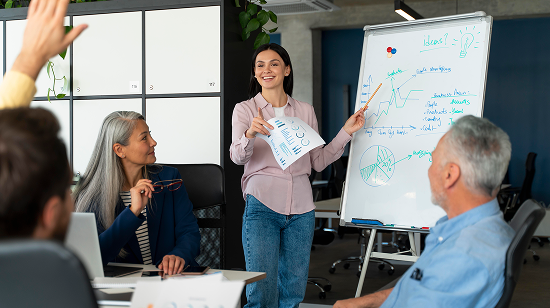 personas-que-trabajan-como-empresa-en-equipo
