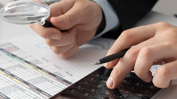 hombre-de-negocios-calculando-numeros-de-finanzas