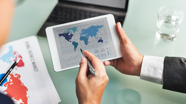 empresarios-trabajando-en-proyecto-de-datos