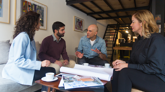 disenador-de-interiores-presentando-proyecto-de-renovacion-1