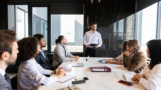 personas-que-participan-en-eventos-de-negocios (1)-1