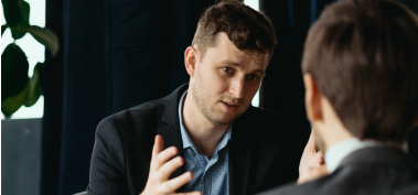 dos-jovenes-empresarios-discutiendo-algo 1 (1)