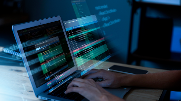 experiencia-en-programacion-con-una-persona-que-trabaja-con-codigos-en-la-computadora