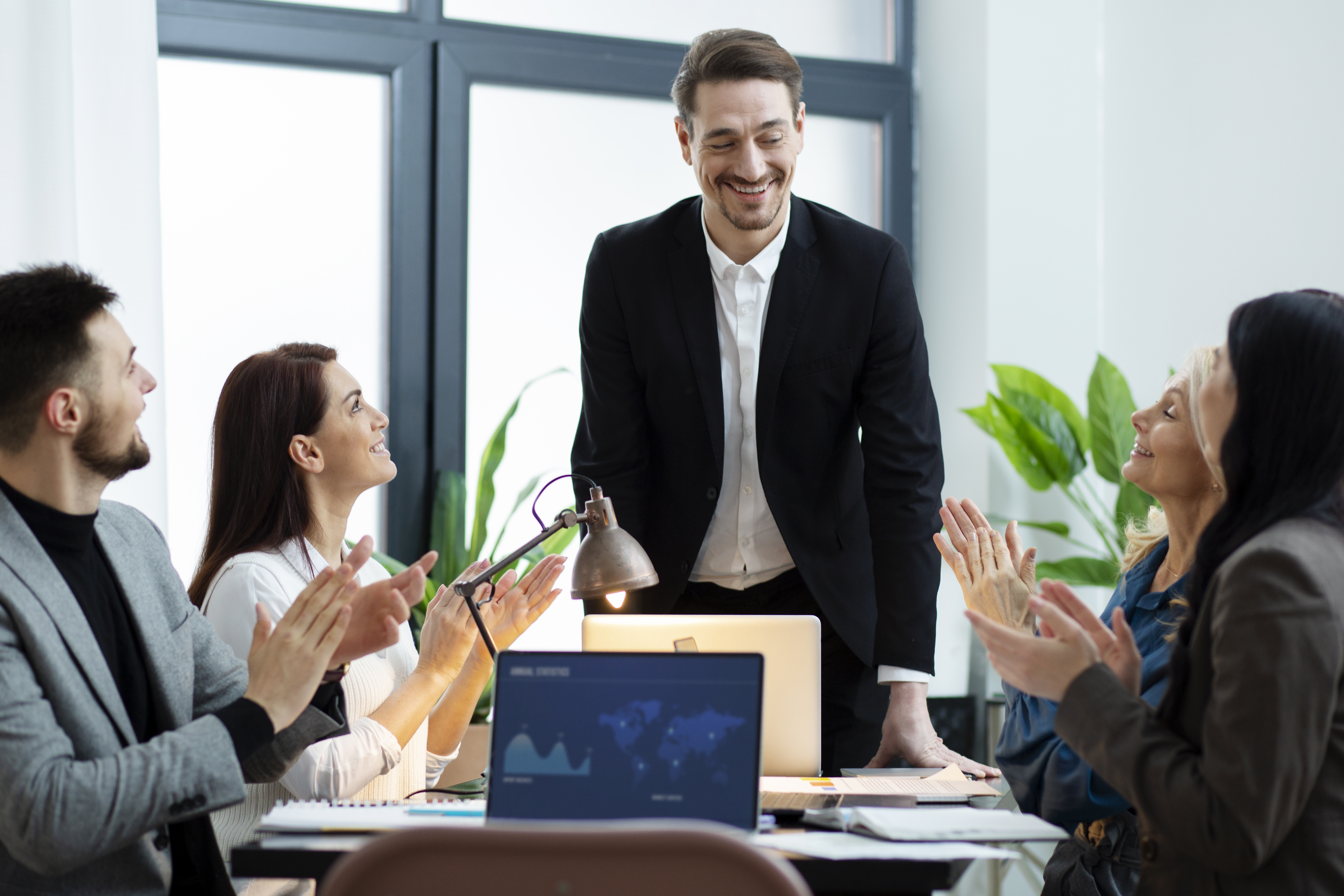 Profesionales colaborando en una sesión de negocio