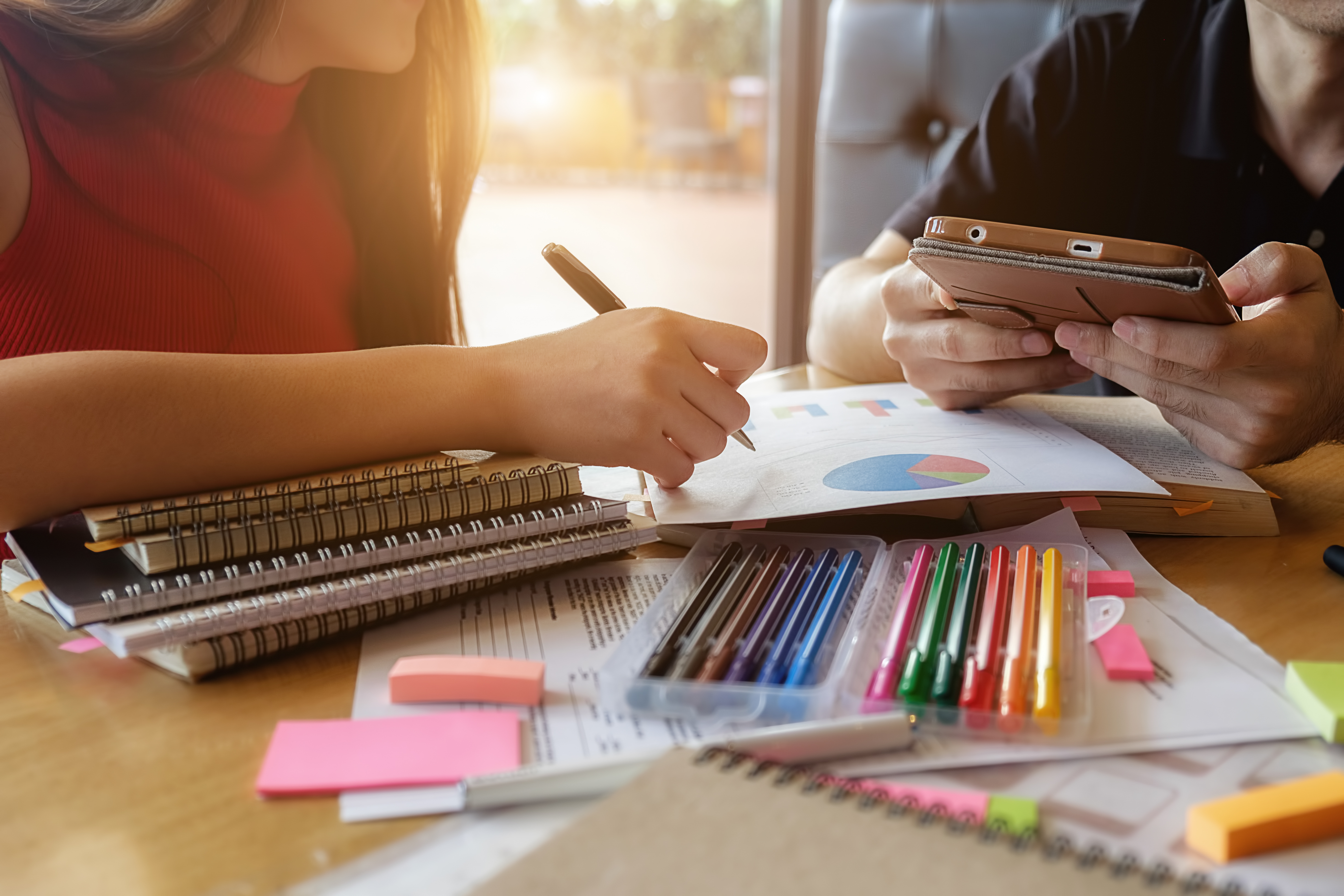 Profesionales colaborando en una sesión de negocio