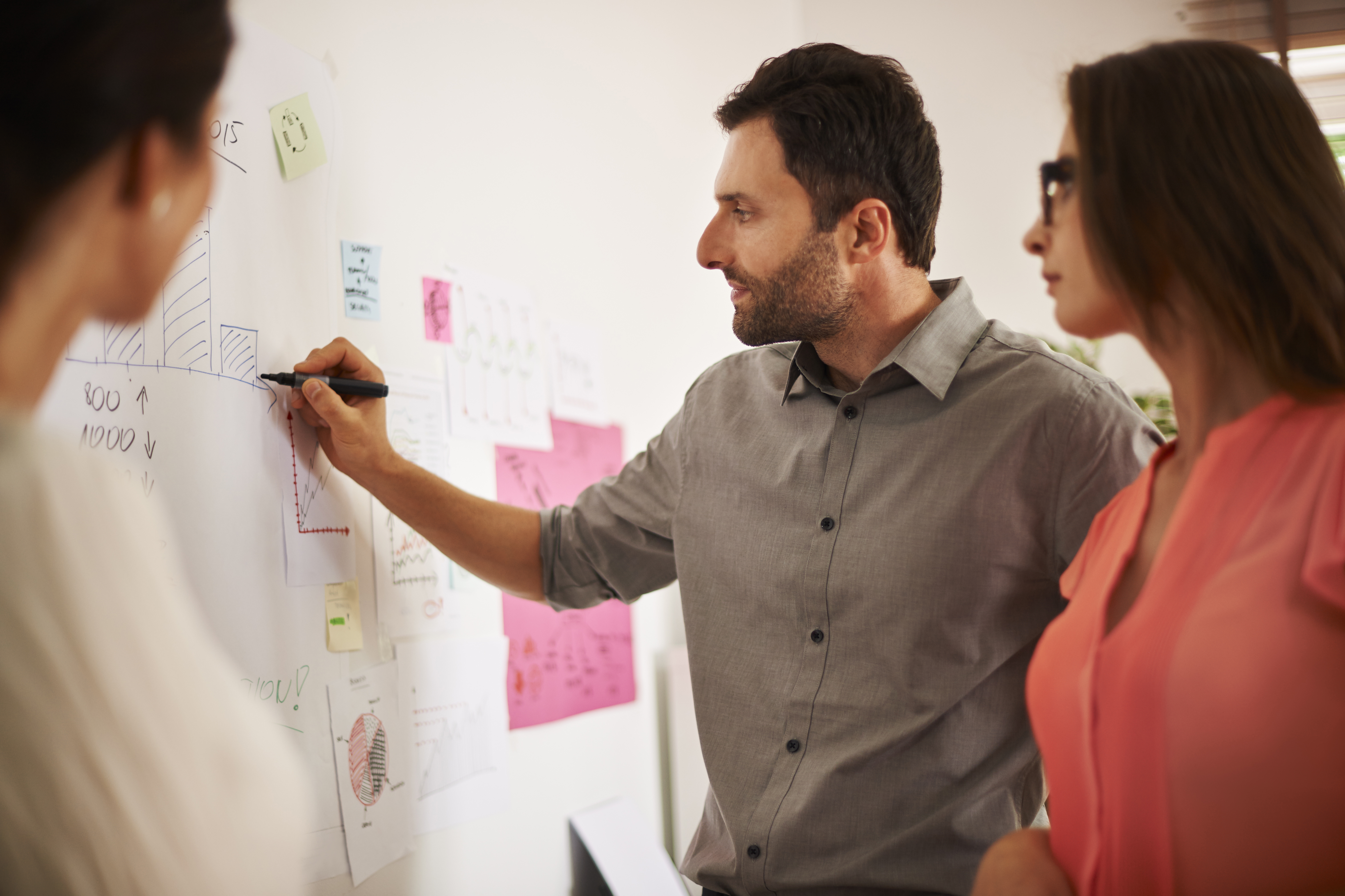 Profesionales colaborando en una sesión de negocio
