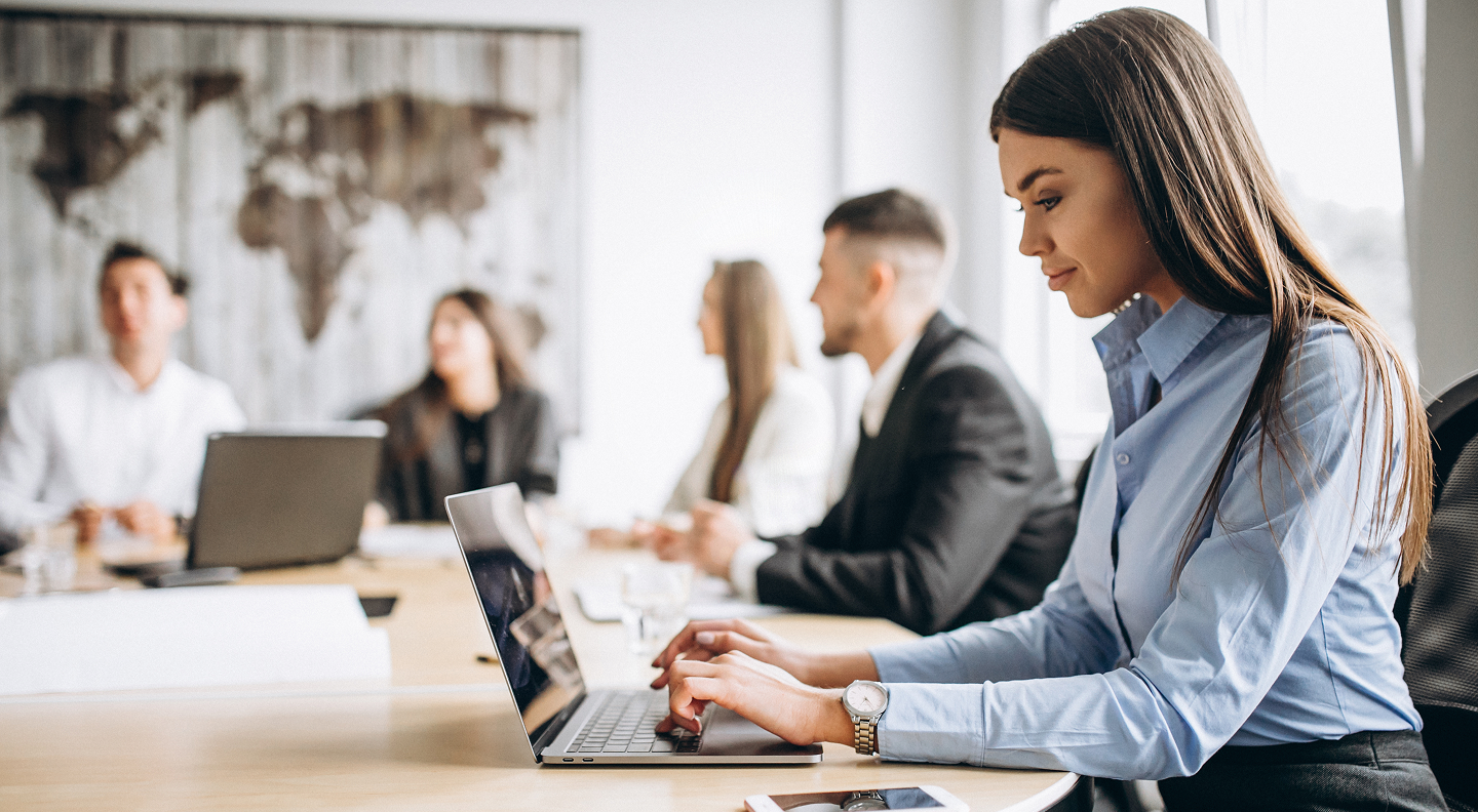 Profesionales colaborando en una sesión de negocio